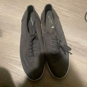 Universal thread grey shoes that are a size 7 in women